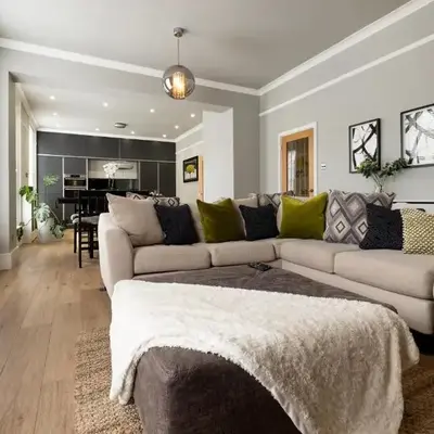 Stylish Central Apartment with Parking & Lift