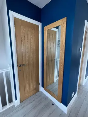 a room with a wooden door and a mirror at Luxurious apartment just off Mill Rd, near station - walk to historic city centre in Cambridge