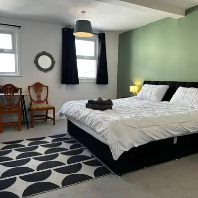 Cosy entire apartment super king bed near town center