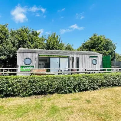 Green CargoPod at Lee Wick Farm Cottages & Glamping