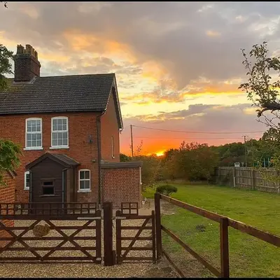 Victorian quirky farm cottage next to forest & close to beach