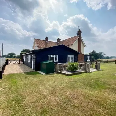 Near Woodbridge The Annexe Eyke Fantastic views with Dog secure Garden and Paddock