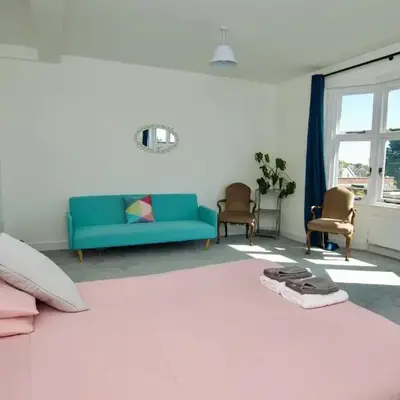 Beautiful large 3-bed coastal flat with parking.