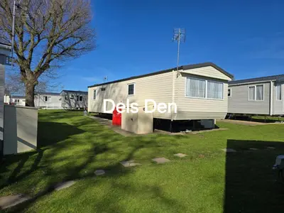 a building with the words digs den written on it at Del's den lakeside weeley bridge in Weeley
