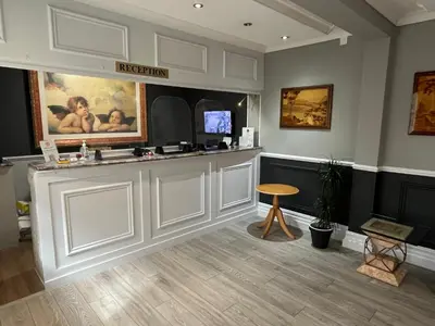 a hair salon with a counter and a table at Sorrento Hotel & Restaurant in Cambridge