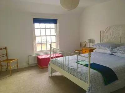 a bedroom with a bed and a window at Kingfisher Cottage - Woodbridge in Woodbridge