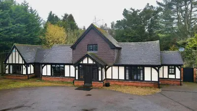 an old house with a gambrel roof at Beautiful cottage in Brentwood in Kelvedon Hatch