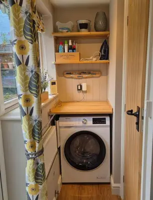 a washer and dryer in a small room at Shoemakers Cottage, Halesworth in Halesworth