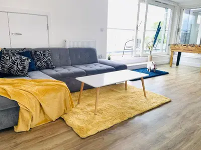 a living room with a couch and a coffee table at R&O Property Experts - Riverside - 2 & 3 BR - Flat Walk to Centre with open Parking in Cambridge