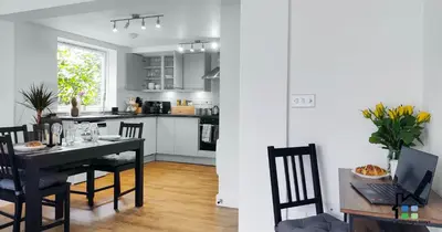 a kitchen and dining room with a black table and chairs at R&O Property Experts - Riverside - 2 & 3 BR - Flat Walk to Centre with open Parking in Cambridge