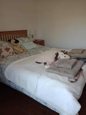 a bed with stuffed animals and towels on it at Bellevue cottage in Wicken