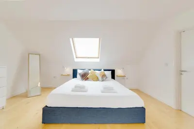 a large white bedroom with a large bed in it at Pass the Keys 49 Byron Square Modern and Spacious 3 Bed Home with Free Parking in Cambridge