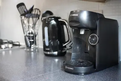 a black blender sitting on a kitchen counter at Duxford Deluxe in Thriplow