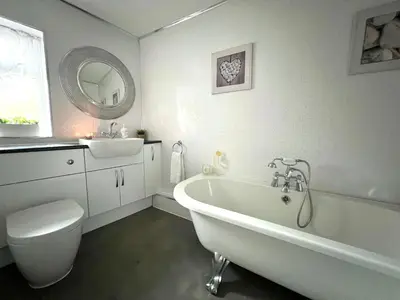 a bathroom with a tub and a toilet and a sink at Duchess Apt 1 Serviced 3BR Apartment in Colchester Perfect for Contractors,Temporary Housing, Relocations,Free Wifi, Secure Parking in Colchester