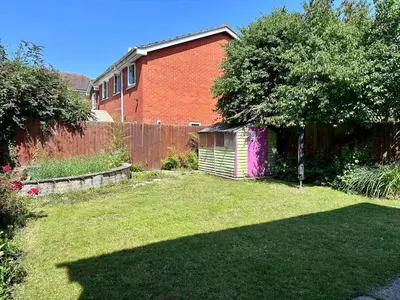a yard with a house and a fence and a yard sidx sidx sidx at Award Winning Beautiful House in South Cambridge, 14-Min Drive to the City Centre, Free Parking, No Sofabeds, Sleeps 6 in Cambridge