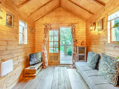 a living room with a couch and a tv at Bear House- Uk45704 in Brinkley