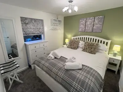 a bedroom with a bed with towels on it at Central Brentwood House in Brentwood