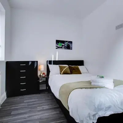 Modern 5 Bed House with Parking