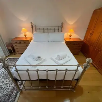 Cosy Country Hideaway opposite Three Horseshoes Pub in Madingley village