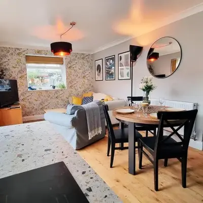 The Rose Garden of Basildon in the Heart of Basildon by Artisan Stays I Weekly or Monthly Stay Offer I Pvt Parking I Sleeps 6
