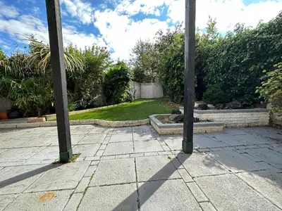 a view of a garden with two poles on a patio at Modern 3 bed House with two bathrooms! Free parking! in Bar Hill
