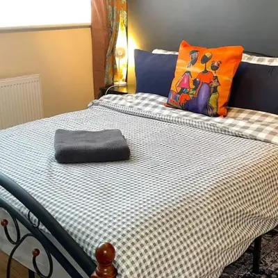 House - Sleeps 10 - Garden - Parking