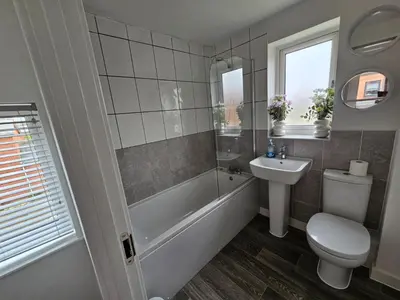 a bathroom with a tub and a toilet and a sink at Ipswich - 3 Beds - Sleeps 6 - Private Garden in Ipswich