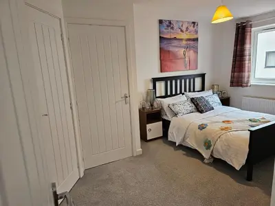 a bedroom with a large bed and a window at Ipswich - 3 Beds - Sleeps 6 - Private Garden in Ipswich