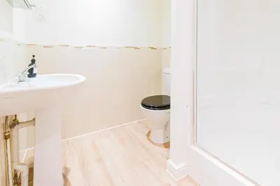 a bathroom with a toilet and a sink at Cambridge 4 Bedroom Sleeps 9 Wi-Fi Garden, LONG STAYS ACCEPTED- Orchid House in Cambridge