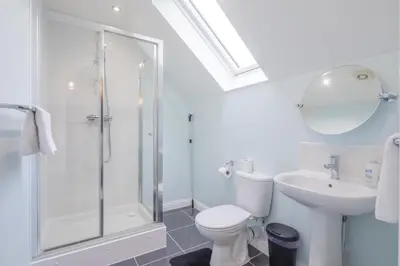 a bathroom with a shower and a toilet and a sink at Modern and Comfy 3 bed Cambridge House in Cambridge