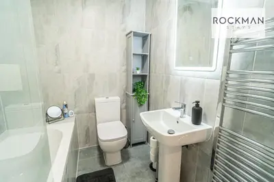 a bathroom with a white toilet and a sink at Royal Oak Apartments 3 - Secure Parking - Perfect for Contractors - 2 Bedroom - 2 Bathroom - Fast Wi-fi - Long Term Stays - in Brentwood