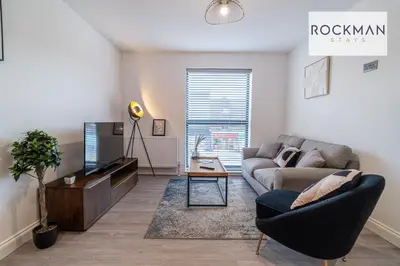 a living room with a couch and a tv at Royal Oak Apartments 3 - Secure Parking - Perfect for Contractors - 2 Bedroom - 2 Bathroom - Fast Wi-fi - Long Term Stays - in Brentwood
