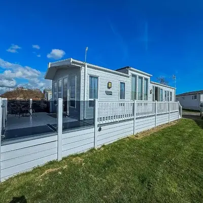 Beautiful 6 Berth Caravan With Decking At Dovercourt Park