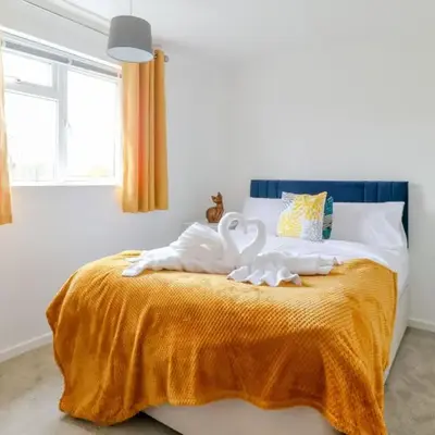 Tiger House Stevenage 5 Bed 4 Bath Group Bookings