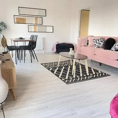Cambridge - Modern 4-BR Home with Gardens & Wi-Fi
