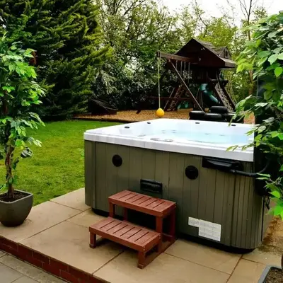 Deluxe 1 Bed Versace Hot Tub Sky TV Cinema Screen