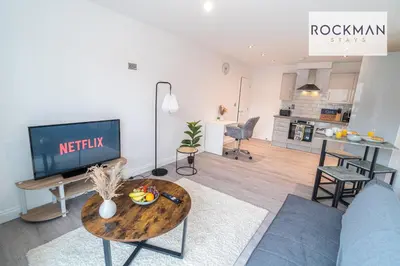 a living room with a couch and a table at Royal Oak Apartments 1 - Free Van Parking - 2 Bedroom Apartment - 2 bathrooms - Sleeps 6 - Perfect for Contractors - Fast Wi-fi in Brentwood