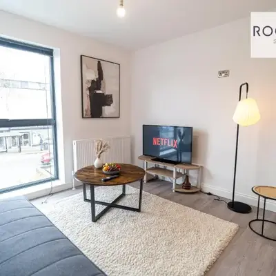 Royal Oak Apartments 1 - Free Van Parking - 2 Bedroom Apartment - 2 bathrooms - Sleeps 6 - Perfect for Contractors - Fast Wi-fi