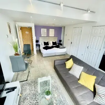 Studio - Sleeps 3 - Parking - Wifi