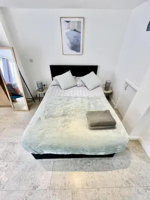 a bedroom with a large bed in a room at Studio - Sleeps 2 - Parking - Wifi in Cambridge
