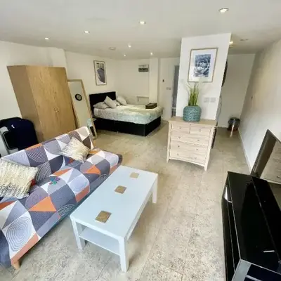 Studio - Sleeps 2 - Parking - Wifi