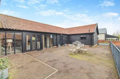 a house with a courtyard with a table and chairs at 3 Bed in Heveningham oc-w29031 in Heveningham