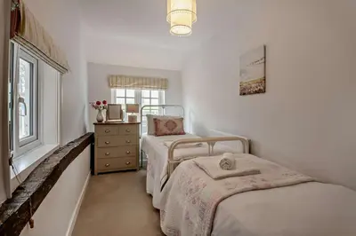 a bedroom with two twin beds and a sink at 3 Bed in Aldeburgh oc-o5630 in Aldeburgh