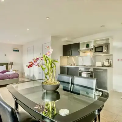Studio - Sleeps 2 - Parking - Wifi