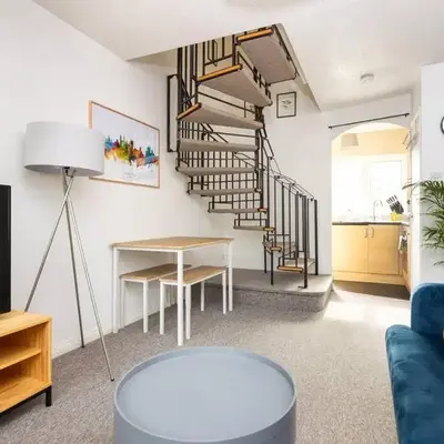 Beautiful House by Station with Private Parking