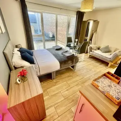 1 Bed Studio - Sleeps 2 - Parking - Wifi