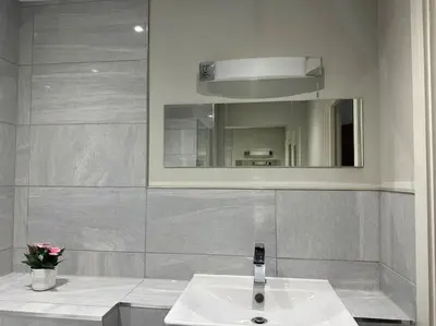 a bathroom with a sink and a mirror at Bright, spacious 1 bedroom flat in Brentwood