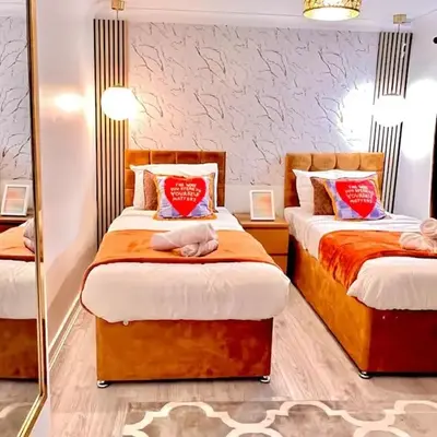 Luxe Smart Home - Basildon Serviced Accommodation - 7 Mins Walk To Basildon Town Centre