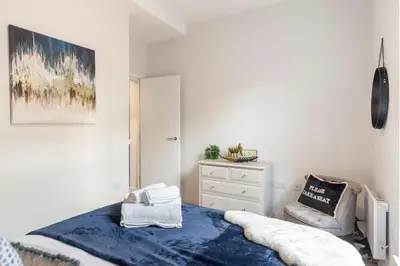 a bedroom with a bed and a dresser at Ipswich Town center Gem Sleep 5 in Ipswich