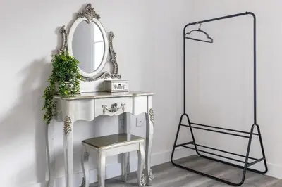 a dressing table with a mirror and a stool at Ipswich Town center Gem Sleep 5 in Ipswich